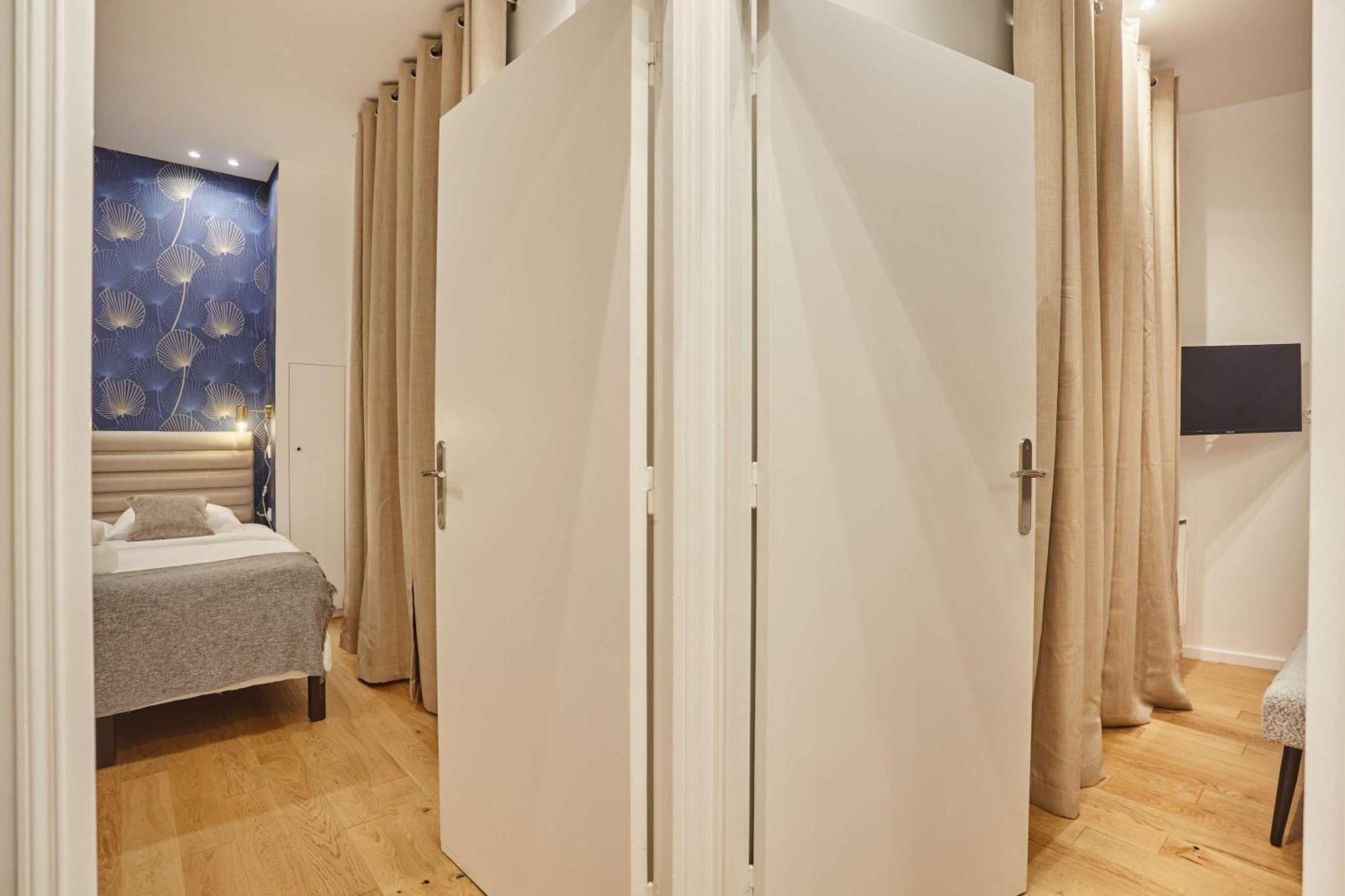 New 2 Bedrooms Center Of By Prestige Appartement Parijs