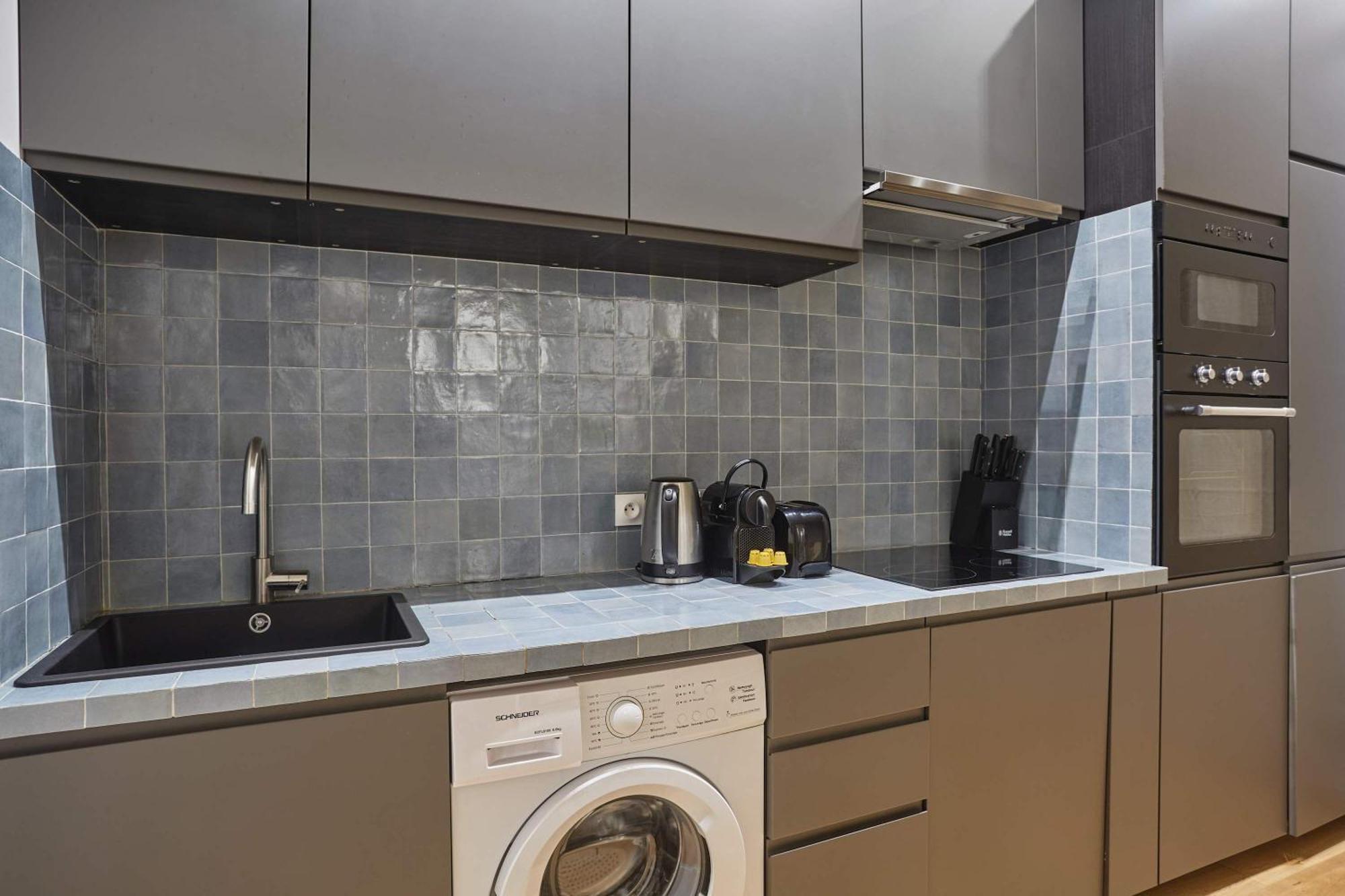 New 2 Bedrooms Center Of By Prestige * Parijs