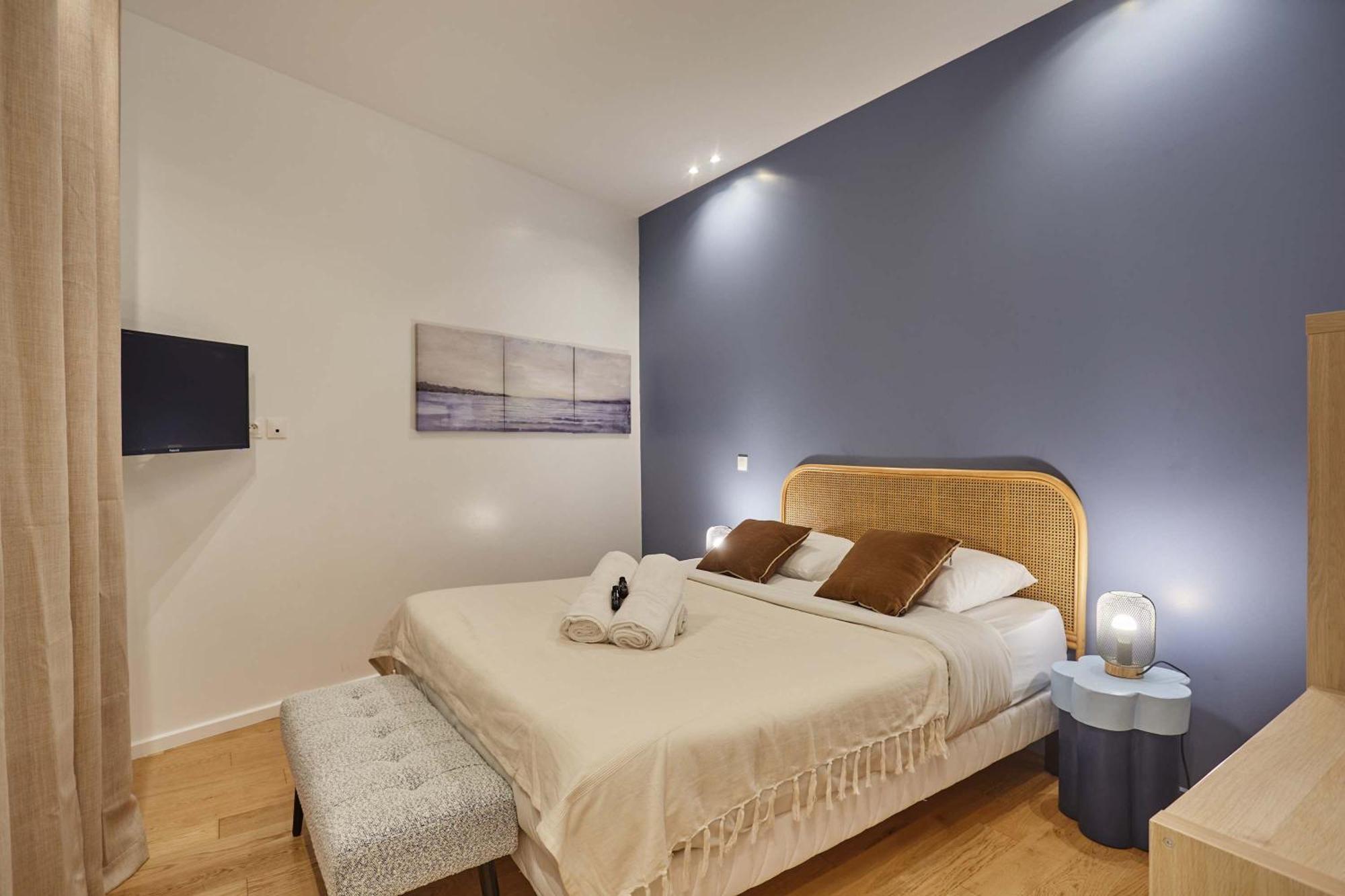 New 2 Bedrooms Center Of By Prestige * Parijs