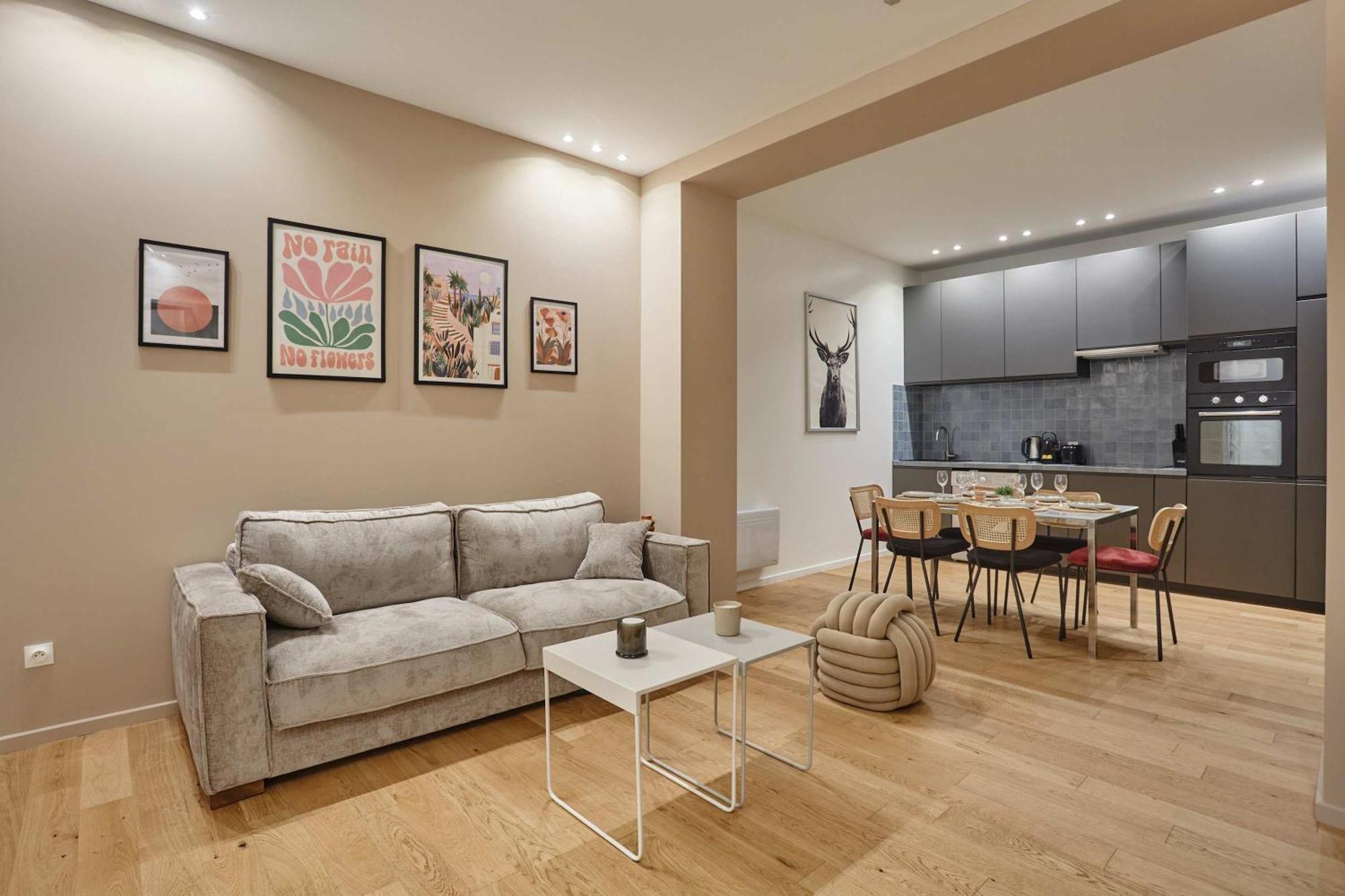 New 2 Bedrooms Center Of By Prestige * Parijs
