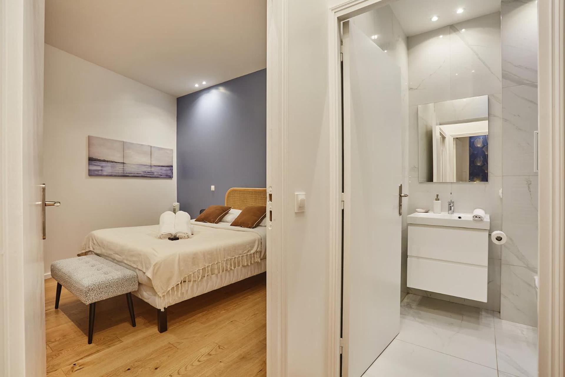 New 2 Bedrooms Center Of By Prestige * Parijs